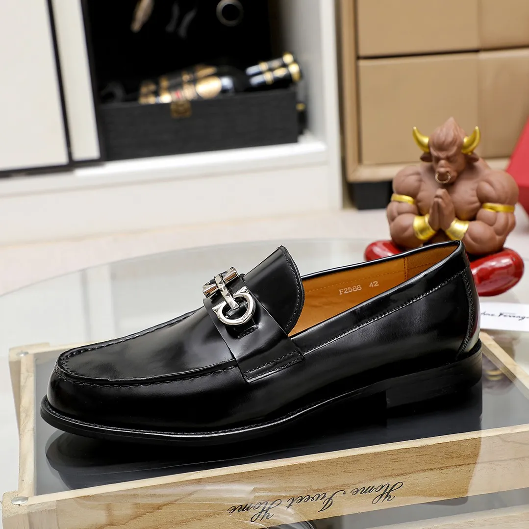 Men's shoes 💰420 🔥Ferragamo's new men's casual slip-on shoes🇨🇳Official website original 1:1 mold, original quality💯Fine workmanship, high-end luxury☘The upper is made of imported Italian first-layer cowhide🌴Luxurious water dyeing🐂Leather lining🍓Rubber wear-resistant and non-slip outsole, breathable and comfortable to wear🍍The first choice for high-taste men, color optional! Code number 38-45